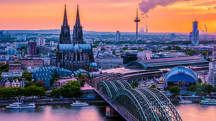 포토 JPG 해외이미지 유럽 여행 건축양식 하늘 독일 안테나 파노라마 사람없음 물 파란색 강 도시풍경 성당 교회 탑 황혼 일몰 새벽 기차 도시 역사 역 야간 북쪽 스카이라인 고딕 랜드마크 로마네스크 쾰른 해외202310 해외포토 자연요소 건축물 건축 나라 육상교통 컬러 통신 종교건축 교통시설 대중교통 촬영기법 풍경 건물 노을 방향 파일형식
