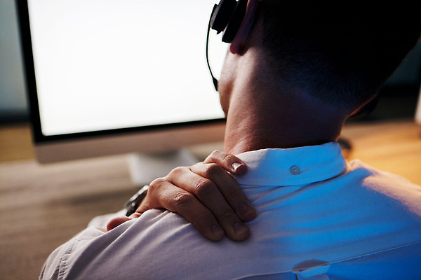 포토 JPG 해외이미지 남자 흑인 스트레스 한명 상반신 성인 뒷모습 사무실 모니터 헤드셋 업무 비즈니스맨 어깨통증 성인남자한명만 해외202310 해외포토 서양인 1 뷰포인트 음향기기 비즈니스 사람 컴퓨터 헤드폰 작업 직장인 질병 남자한명만 성인남자만 파일형식