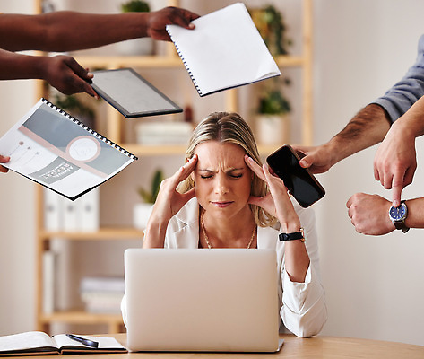 포토 JPG 해외이미지 서양인 손 여자 스트레스 피곤 한명 들기 상반신 성인 앞모습 신체부위 노트북 스마트폰 태블릿 사무실 가리킴 비즈니스우먼 손목시계 고민 주기 업무과다 성인여자한명만 해외202310 해외포토 외국인 1 감정 뷰포인트 시계 컨셉 비즈니스 장신구 모션 사람 손짓 전자제품 핸드폰 스마트기기 업무 직장인 여자한명만 성인여자만 파일형식