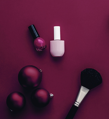 포토 JPG 해외이미지 사람없음 하이앵글 화장품 자주색 오브젝트 매니큐어 메이크업브러쉬 오너먼트 해외202310 해외포토 뷰포인트 컬러 크리스마스장식 뷰티 붓 파일형식