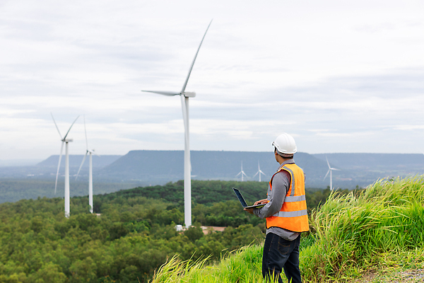 포토 JPG 해외이미지 남자 한명 들기 상반신 성인 야외 노트북 엔지니어 숲 안전모 풍력발전소 안전조끼 성인남자한명만 해외202310 해외포토 1 모션 사람 전자제품 발전소 기술자 풍력에너지 헬멧 안전장비 남자한명만 성인남자만 파일형식