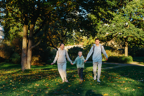 포토 JPG 해외이미지 백인 라이프스타일 공원 딸 행복 아들 어린이 여행 2 밭 가족 모션 자연 놀이 하늘 엄마 휴가 함께함 사람 소년 성인 야외 세명 초록색 달리기 점프 일몰 봄 산책 4 그룹 아빠 해외202310 해외포토 서양인 계절 공공시설 남자 감정 컬러 컨셉 농업 관계 휴식 생활 숫자 노을 생태계 파일형식