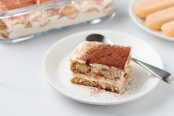 포토 JPG 해외이미지 전통 접시 커피 음식 조각 부분 탁자 휴가 디저트 치즈 요리 사람없음 갈색 케이크 이탈리아 카페 기쁨 빵집 흰색 신선 이탈리아음식 달콤 맛 유혹 설탕 먹기 크림 코코아 크림치즈 페스츄리 핸드메이드 티라미수 맛있는 해외202310 해외포토 식기 감정 유럽 음료 빵 컬러 가구 컨셉 모션 유제품 서양음식 상점 파일형식