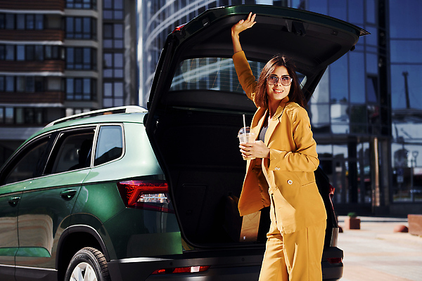 포토 JPG 해외이미지 여자 비즈니스 자동차 한명 들기 상반신 성인 건물 옆모습 선글라스 노란색 화려 올리기 자동차트렁크 테이크아웃컵 성인여자한명만 해외202310 해외포토 1 건축물 안경 육상교통 뷰포인트 컬러 컨셉 모션 사람 컵 여자한명만 성인여자만 파일형식