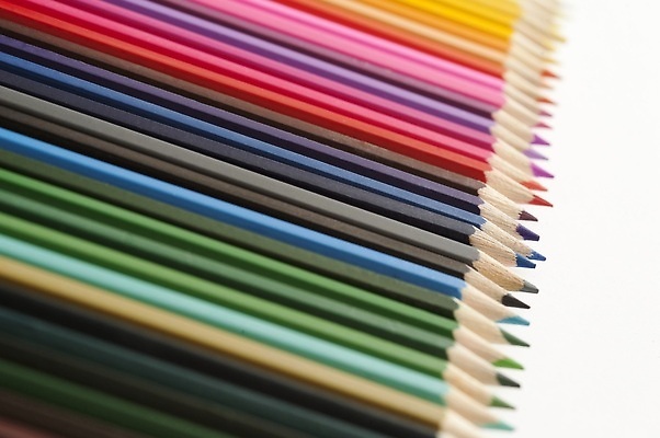 포토 JPG 해외이미지 선 컬러 백그라운드 미술 사람없음 하이앵글 컬러풀 연필 흰색 수집 그림 날카로움 강렬 줄서기 해외202310 해외포토 뷰포인트 모션 문화예술 학용품 필기구 파일형식