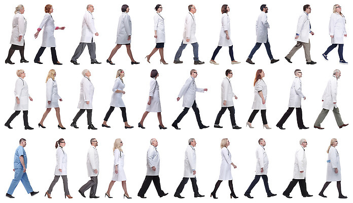 포토 JPG 해외이미지 전신 여자 노년 남자 중년 여러명 성인 옆모습 걷기 의사 의사가운 수술복 성인만 해외202310 해외포토 뷰포인트 다수 모션 사람 의료진 가운 파일형식