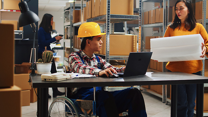 포토 JPG 해외이미지 전신 여자 남자 의자 노동자 실내 들기 앉기 동양인 상반신 성인 앞모습 옆모습 세명 노트북 상자 작업 안전모 물류창고 성인만 해외202310 해외포토 직업 뷰포인트 가구 모션 사람 인종 내부 전자제품 헬멧 안전장비 창고 파일형식