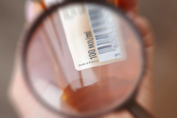 포토 JPG 해외이미지 손 응시 산업 컨셉 스티커 비즈니스 텍스트 돋보기 사람없음 경제 상자 약 라벨 화장품 프랑스 닫기 제조 상품 묘사 서비스 무역 패키지 튜브 샴푸 소매 수입 증명서 해외202310 해외포토 시선 유럽 의학 모션 프레임 신체부위 위생용품 뷰티 파일형식