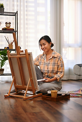 포토 JPG 해외이미지 식물 여자 창문 선반 미술 한명 앉기 성인 커튼 그리기 팔레트 이젤 그림 나무바닥 캔버스 성인여자한명만 해외202310 해외포토 1 가구 모션 문화예술 바닥 사람 미술도구 여자한명만 성인여자만 파일형식