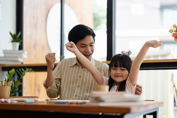 포토 JPG 해외이미지 라이프스타일 여자 남자 딸 행복 아들 어린이 가족 관계 놀이 성공 엄마 주택 기념 함께함 실내 사랑 사람 성인 두명 소파 텔레비전 경쟁 기쁨 게임 우승 아빠 흥분 긍정 재택근무 동영상 승자 필승 해외202310 해외포토 감정 컨셉 의자 비즈니스 내부 건물 생활 전자제품 최고 파일형식