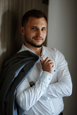 포토 JPG 해외이미지 나무 1 나비 신랑 결혼 수염 한명 서기 정장 파란색 뷰티 갈색 유행 스타일 해외202310 해외포토 식물 옷 컬러 곤충 모션 사람 이벤트 파일형식