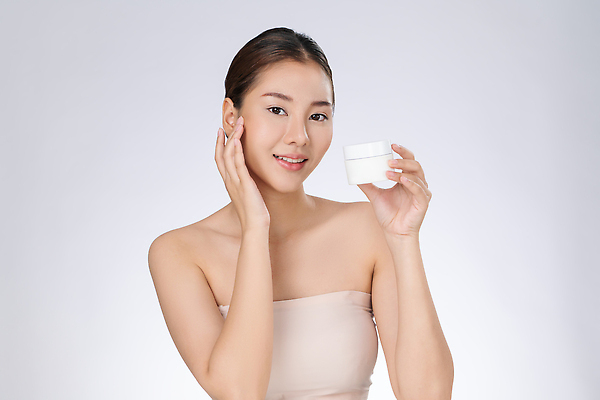 포토 JPG 해외이미지 여자 한명 들기 동양인 손짓 상반신 성인 앞모습 화장품 성인여자한명만 해외202310 해외포토 1 뷰포인트 모션 사람 인종 뷰티 여자한명만 성인여자만 파일형식