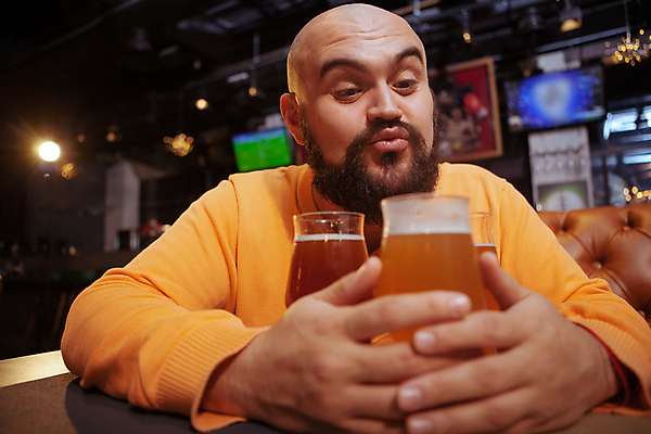 포토 JPG 해외이미지 남자 탁자 맥주 한명 상반신 성인 앞모습 소파 텔레비전 술집 맥주잔 욕심 감싸기 성인남자한명만 해외202310 해외포토 1 뷰포인트 가구 술잔 의자 모션 주류 사람 전자제품 남자한명만 성인남자만 파일형식