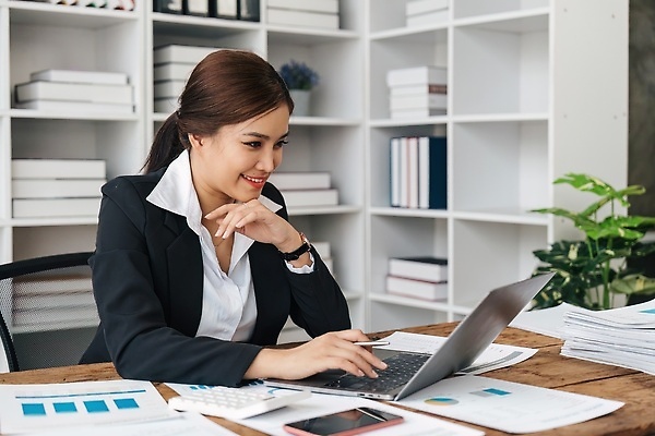 포토 JPG 해외이미지 직업 여자 행복 종이 비즈니스 사업가 통신 그래프 설계 주택 직장 실내 한명 사람 앉기 성인 금융 노트북 컴퓨터 사무실 업무 작업 비즈니스우먼 계산 계획 사이버 책상 분석 보고서 문서 투자 온라인 회계 계산서 계좌 세금 예산 회계사 해외202310 해외포토 1 감정 가구 컨셉 회사 모션 내부 건물 경제 전자제품 직장인 파일형식