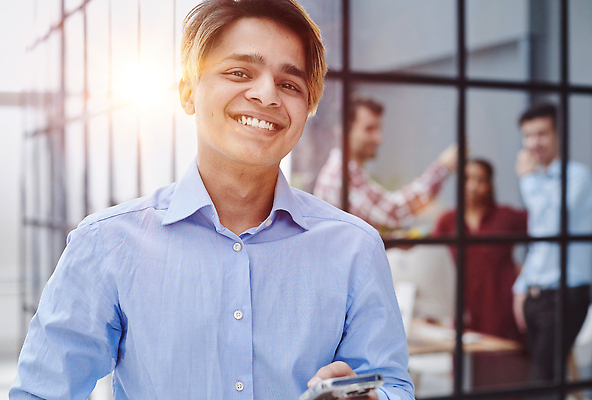 포토 JPG 해외이미지 학생 손 응시 남자 인터넷 사업가 모바일 세포 미소 웃음 사람 여러명 성인 야외 옆모습 스마트폰 핸드폰 독서 걷기 흐름 게임 관찰 잡기 비즈니스맨 네트워크 메시지 이메일 구매 스마트 확인 검색 상담 바쁨 부름 온라인 문자메시지 소셜 소프트웨어 프리랜서 해외202310 해외포토 직업 시선 뷰포인트 다수 컨셉 비즈니스 모션 놀이 표정 신체부위 전자제품 스마트기기 쇼핑 직장인 파일형식