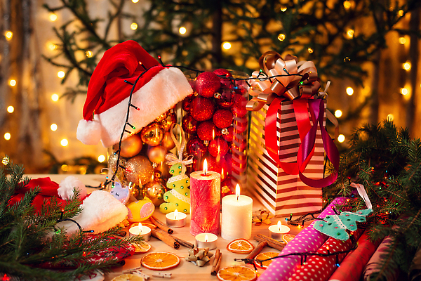 포토 JPG 해외이미지 나무 디자인 계절 종이 컬러 크리스마스 겨울 공 탁자 휴가 전등 새해 주택 따뜻함 사람없음 내부 목재 장식 빨간색 초록색 빛 축제 방 장식볼 나뭇가지 축하 분위기 황금 12월 연도 준비 전나무 시나몬 크리스마스이브 해외202310 해외포토 식물 기념일 가구 컨셉 재료 조명 건물 날짜 파일형식