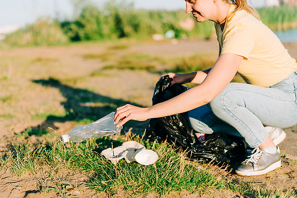 포토 JPG 해외이미지 라이프스타일 여자 지구 모래 장갑 백그라운드 가방 자연 관리 한명 사람 야외 물 글로벌 햇빛 환경 일몰 재활용 행성 오염 보호 쓰레기 폐기물 플라스틱 수집 에코 생태계 문제 낭비 돌봄 생태학 소셜 운동가 헬프 자선단체 해외202310 해외포토 자연요소 1 잡화 교육 컨셉 모션 재질 생활 태양 우주 노을 도움 그룹 친환경 자선 파일형식