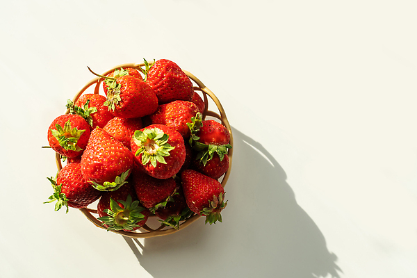 포토 JPG 해외이미지 과일 딸기 그림자 사람없음 무더기 비구니 해외202310 해외포토 파일형식