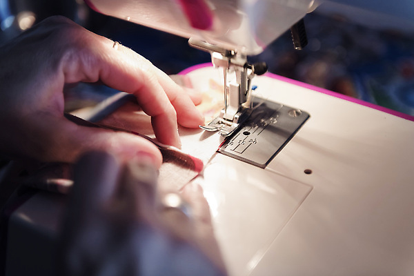 포토 JPG 해외이미지 직업 옷 여자 사업가 주택 아이디어 직장 기술 실내 관리 창조 한명 취미 학습 어둠 기계 직물 작업 비즈니스우먼 작업실 제조 바느질 디자이너 종업원 땀 장인 수공예 DIY 편리함 재단 고용 방법 스타일리스트 조작 효율 중소기업 해외202310 해외포토 1 교육 컨셉 회사 비즈니스 사람 내부 건물 구직 직장인 공예 채용 파일형식