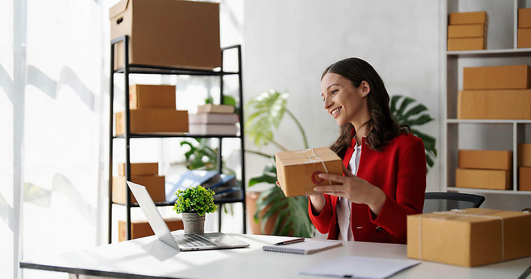 포토 JPG 해외이미지 직업 여자 행복 인터넷 비즈니스 사업가 성공 주택 한명 사람 동양인 노트북 쇼핑 컴퓨터 상자 사무실 상점 잡기 업무 비즈니스우먼 상품 작음 상인 사이버 고객 창고 서비스 패키지 질서 소매 온라인 주인 물류 짐싸기 판지 마케팅 매각 프리랜서 중소기업 해외202310 해외포토 1 감정 컨셉 회사 모션 인종 건물 전자제품 예절 작업 직장인 크기 파일형식