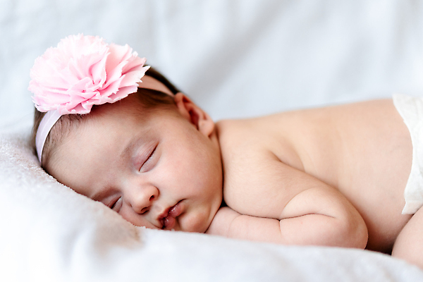 포토 JPG 해외이미지 여자 한명 눕기 귀여움 눈감음 이불 침대 아기 신생아 머리띠 낮잠 여자아기한명만 해외202310 해외포토 1 가구 컨셉 장신구 침구 모션 사람 잠 여자한명만 여자아기만 파일형식