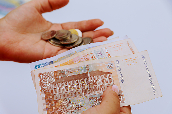 포토 JPG 해외이미지 손 유럽 지폐 돈 비즈니스 사람없음 금융 경제 동전 흰배경 크로아티아 환율 계산서 전국 많음 해외202310 해외포토 나라 백그라운드 컨셉 신체부위 흰색 재산 파일형식