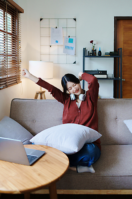 포토 JPG 해외이미지 모델 직업 1 학생 라이프스타일 응시 여자 행복 백그라운드 인터넷 비즈니스 통신 청소년 탁자 무선통신 실내 한명 미소 사람 앉기 성인 가로 캐주얼 노트북 스마트폰 컴퓨터 사무실 뷰티 공책 방 타이핑 작업 비즈니스우먼 연결 무선전화기 책상 온라인 여자한명만 성인만 카피스페이스 중소기업 해외202310 해외포토 시선 옷 감정 가구 회사 모션 문구용품 표정 내부 생활 전자제품 핸드폰 스마트기기 공백 직장인 전화기 여자만 파일형식