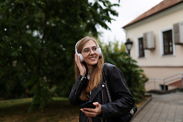 포토 JPG 해외이미지 백인 라이프스타일 여자 음악 거리 한명 사람 성인 야외 여름 뷰티 유행 헤드폰 듣기 도시 시원함 스타일 힙스터 해외202310 해외포토 서양인 1 계절 패션 음향기기 모션 문화예술 생활 파일형식