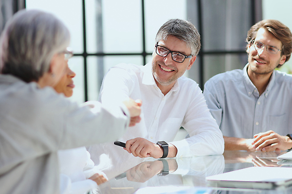 포토 JPG 해외이미지 직업 라이프스타일 여자 컨셉 비즈니스 사업가 탁자 성공 회의 노동자 악수 함께함 실내 사람 앉기 여러명 가로 컴퓨터 사무실 믿음 축하 비즈니스맨 비즈니스우먼 그룹 동료 계약 긍정 떨림 고용 프로그래머 프리랜서 해외202310 해외포토 남자 감정 가구 다수 관계 모션 손짓 내부 생활 전자제품 구직 직장인 채용 파일형식