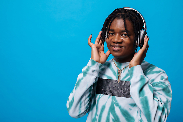 포토 JPG 해외이미지 학생 여자 행복 얼굴 음악 휴식 짧은머리 실내 한명 근접촬영 소년 성인 파란색 머리 손들기 헤드폰 소리 듣기 잡기 집중 만족 파란배경 바쁨 뮤지컬 성인남자만 해외202310 해외포토 1 헤어스타일 남자 감정 어린이 뷰포인트 컬러 음향기기 백그라운드 컨셉 모션 문화예술 사람 내부 신체부위 남자만 성인만 파일형식