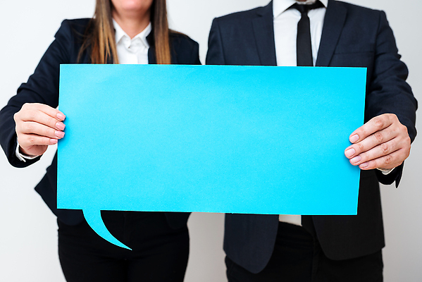 포토 JPG 해외이미지 여자 남자 종이 백그라운드 말풍선 아이디어 들기 정장 상반신 성인 두명 파란색 성인만 카피스페이스 해외202310 해외포토 옷 컬러 컨셉 모션 사람 공백 파일형식