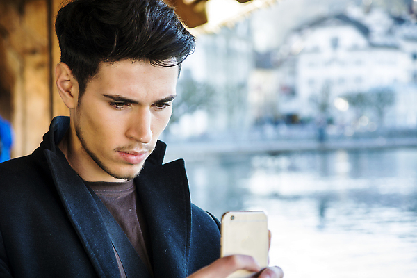포토 JPG 해외이미지 1 라이프스타일 남자 유럽 여행 건축양식 모바일 짧은머리 세포 한명 서기 성인 야외 건물 목재 가로 물 스마트폰 핸드폰 강 도시풍경 햇빛 갈색 도시 중세 역사 검은머리 스위스 랜드마크 옛날 해외202310 해외포토 자연요소 나무 헤어스타일 건축물 건축 나라 컬러 재료 모션 사람 풍경 생활 전자제품 스마트기기 태양 파일형식