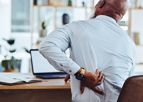 포토 JPG 해외이미지 노년 남자 흑인 의자 스트레스 한명 앉기 상반신 뒷모습 사무실 업무 비즈니스맨 허리통증 노인남자한명만 해외202310 해외포토 서양인 1 뷰포인트 가구 비즈니스 모션 사람 성인 고통 작업 직장인 남자한명만 노인남자만 파일형식