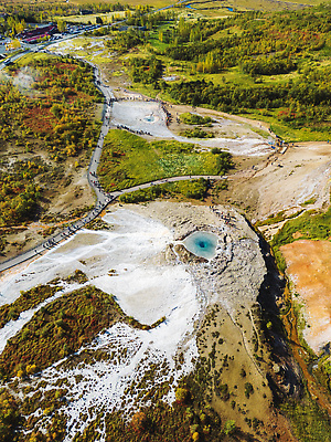 포토 JPG 해외이미지 행복 유럽 섬 여행 겨울 자연 하늘 휴가 아이슬란드 풍경 사람없음 야외 물 파란색 빛 뷰티 여행객 얼음 힘 봄 추위 뜨거움 원형 황금 떨어짐 수증기 폭발 북극 분수 빙하 화산 분화구 북쪽 랜드마크 스칸디나비아 지열 해외202310 해외포토 자연요소 도형 계절 감정 나라 컬러 컨셉 산 사람 극지방 방향 생태계 파일형식