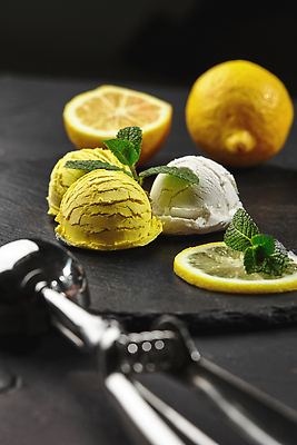 포토 JPG 해외이미지 검은배경 아이스크림 사람없음 달콤 레몬 허브 아이스크림콘 와플 스쿱 해외202310 해외포토 식물 백그라운드 과일 디저트 검은색 맛 콘 파일형식