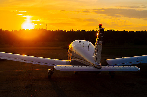 포토 JPG 해외이미지 나무 구름 실루엣 여행 백그라운드 날개 자연 하늘 비행기 파노라마 풍경 사람없음 야외 파란색 빛 노란색 일출 황혼 일몰 새벽 자유 비행 저녁 숲 작음 주차 파일럿 항공 속도 싱글 프로펠러 제트기 승객 엔진 곡예비행 대패 해외202310 해외포토 자연요소 식물 직업 컬러 컨셉 항공교통 대중교통 촬영기법 노을 밤 야간 크기 생태계 파일형식