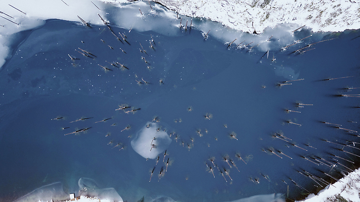 포토 JPG 해외이미지 나무 호수 여행 크리스마스 겨울 자연 새해 산 안테나 사람없음 야외 건물 물 냉동 얼음 거울 추위 소나무 투명 정상 숲 서리 눈보라 항공촬영 드론 보호구역 전국 절정 카자흐스탄 눈내림 가문비나무 알마티 해외202310 해외포토 자연요소 식물 건축물 계절 기념일 아시아 뷰포인트 통신 눈_날씨 생태계 구역 파일형식