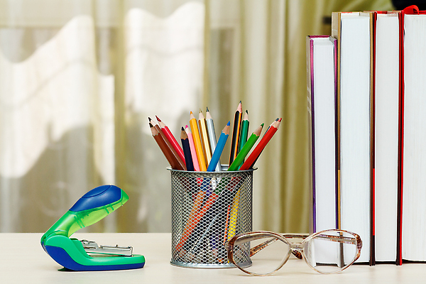 포토 JPG 해외이미지 안경 문구용품 색연필 사람없음 책 스터디 연필 펜 스테이플러 오브젝트 연필꽂이 해외202310 해외포토 잡화 학용품 학습 필기구 사무용품 파일형식