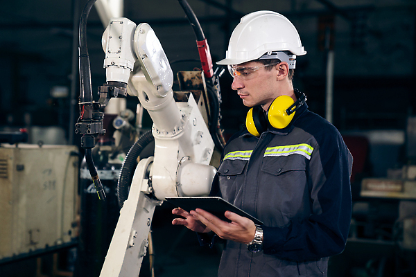 포토 JPG 해외이미지 남자 산업 공장 노동자 고글 작업복 한명 들기 상반신 성인 옆모습 태블릿 헤드셋 기계 과학기술 작업 엔지니어 안전모 성인남자한명만 해외202310 해외포토 직업 1 옷 뷰포인트 음향기기 공업 모션 기술 사람 전자제품 스마트기기 헤드폰 기술자 헬멧 안전장비 남자한명만 성인남자만 파일형식