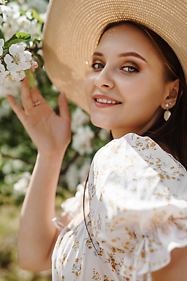 포토 JPG 해외이미지 공원 여자 꽃 잎 목걸이 한명 성인 야외 귀걸이 봄 밀짚모자 쉬폰원피스 성인여자한명만 해외202310 해외포토 식물 모자_잡화 1 계절 원피스 공공시설 장신구 사람 여자한명만 성인여자만 파일형식