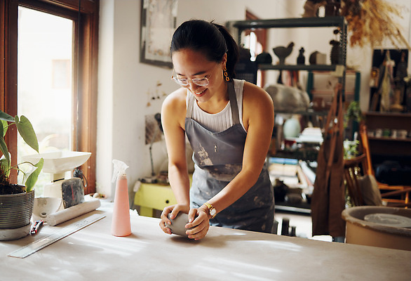 포토 JPG 해외이미지 여자 행복 안경 창문 선반 한명 상반신 성인 옆모습 귀걸이 앞치마 물뿌리개 만지기 도자기 작업실 책상 도예가 찰흙인형 성인여자한명만 해외202310 해외포토 직업 1 잡화 감정 인형 뷰포인트 가구 장신구 모션 사람 여자한명만 성인여자만 파일형식