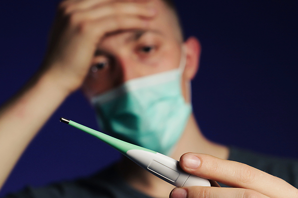 포토 JPG 해외이미지 백인 손 얼굴 백그라운드 컨셉 겨울 신체 가족 건강 사랑 한명 사람 성인 치료 약 머리 디지털 침실 고통 추위 의사 흰색 잡기 뜨거움 열 바이러스 질병 온도계 두통 온도 돌봄 해로움 코로나바이러스 해외202310 해외포토 서양인 1 계절 감정 컬러 의학 관계 모션 신체부위 의료진 파일형식