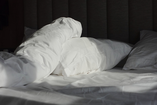 포토 JPG 해외이미지 디자인 베개 아침 휴식 아파트 주택 사람없음 내부 빛 침실 이불 방 침대 직물 주름 정상 담요 천 질감 부드러움 시트 구김 안락 해외202310 해외포토 주간 가구 컨셉 침구 모션 건물 감각 파일형식