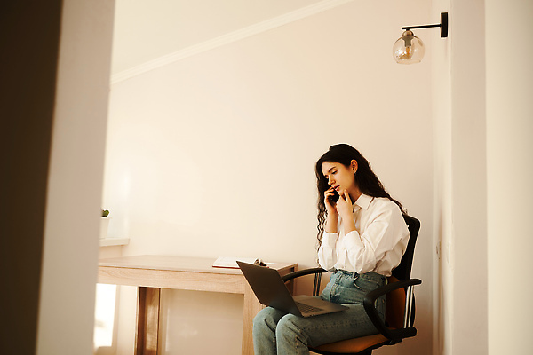 포토 JPG 해외이미지 백인 직업 라이프스타일 손 여자 얼굴 컨셉 비즈니스 노동자 스트레스 주택 피곤 한명 금융 노트북 컴퓨터 사무실 디지털 슬픔 업무 비즈니스우먼 좌절 종업원 책상 경영자 두통 업무과다 문제 빚 압력 우울증 위기 적자 해외202310 해외포토 서양인 1 감정 가구 사람 건물 생활 신체부위 경제 전자제품 작업 직장인 질병 리더 파일형식