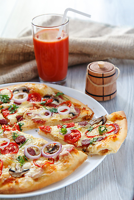 포토 JPG 해외이미지 접시 음식 조각 백그라운드 토마토 탁자 치즈 피자 파슬리 육류 요리 사람없음 목재 빨간색 식사 저녁식사 주스 이탈리아 시골 신선 뜨거움 맛 속도 후추 점심식사 모짜렐라치즈 살라미 페퍼로니 핸드메이드 맛있는 해외202310 해외포토 나무 식기 유럽 음료 컬러 가구 컨셉 채소 식재료 재료 유제품 패스트푸드 서양음식 소시지 향신료 파일형식