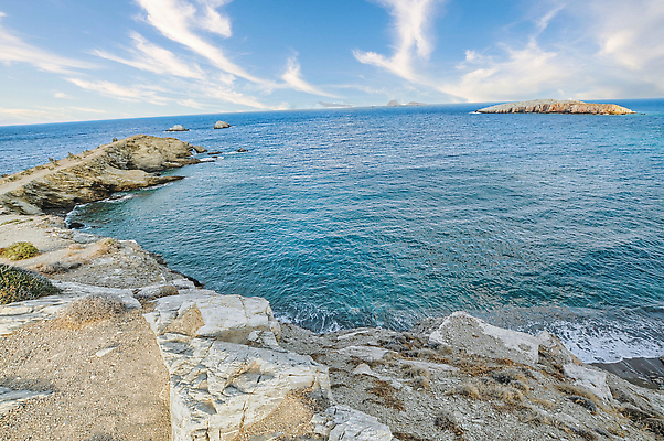 포토 JPG 해외이미지 모래 파도 바다 섬 여행 하늘 휴가 휴식 사람없음 물 햇빛 태양 맑음 수영 조약돌 만 그리스 해외202310 해외포토 자연요소 유럽 컨셉 날씨 돌_바위 수상스포츠 파일형식