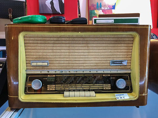 포토 JPG 해외이미지 접시 음악 파도 통신 버튼 사람없음 목재 전자제품 갈색 금속 소리 이탈리아 듣기 장비 수확 골동품 도시 클래식 역 볼륨 연결 수화기 부식 라디오 복고 과거 오디오 방송 부름 다이얼 스테레오 소통 구식 옛날 조율 회복 스타일 해외202310 해외포토 나무 식기 유럽 바다 컬러 컨셉 농업 재료 교통시설 모션 재질 문화예술 전화기 파일형식