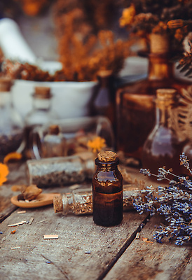 포토 JPG 해외이미지 꽃 유리병 사람없음 약초 절구 나무스푼 말린재료 해외202310 해외포토 식물 병_용기 도구 풀_식물 나무숟가락 파일형식