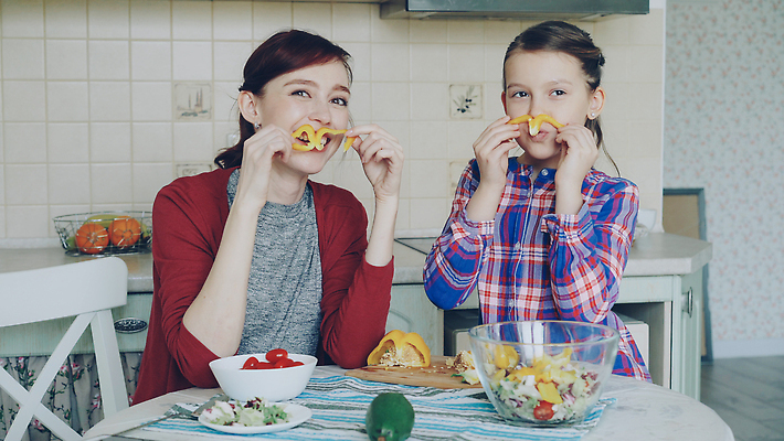 포토 JPG 해외이미지 백인 응시 여자 딸 행복 얼굴 어린이 음식 포즈 가족 탁자 엄마 주택 함께함 실내 건강 대화 요리 미소 웃음 사람 성인 두명 부모 뷰티 카메라 주방 식사 기쁨 육아 신선 찡그림 먹기 후추 바보 해외202310 해외포토 서양인 시선 감정 가구 컨셉 관계 모션 표정 말하기 내부 건물 신체부위 전자제품 향신료 파일형식