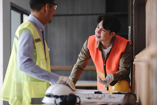 포토 JPG 해외이미지 남자 실내 손짓 상반신 성인 두명 앞모습 옆모습 마주보기 설계도 가리킴 안전모 건축가 건축업자 안전조끼 성인남자만 해외202310 해외포토 직업 건축 뷰포인트 모션 건설업 사람 내부 헬멧 안전장비 남자만 성인만 파일형식